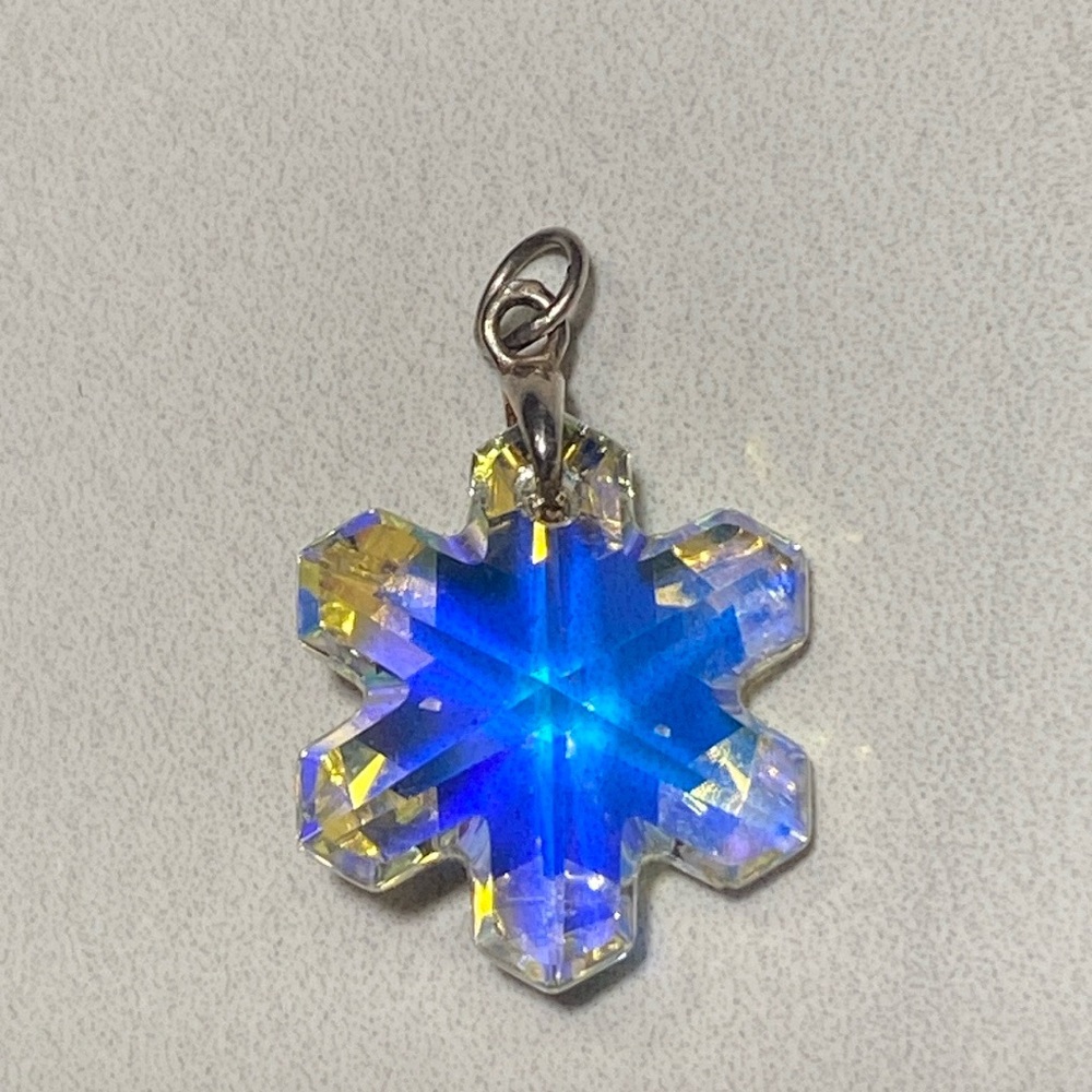 Swarovski Snowflake #8811 Crystal AB 20mm
Crystal Pendant‎